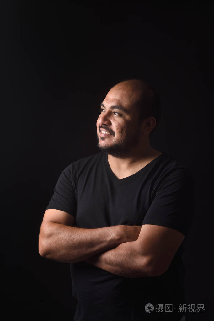 一个拉丁美洲男人的侧影在blac上交叉