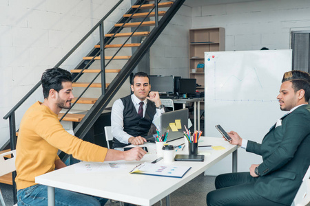 外国青年企业家商务会议.生意.人民友谊照片