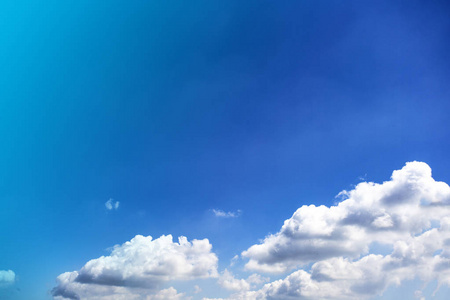 晴朗的蓝天,纯白的云,文字背景为空格照片