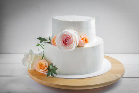 白色婚礼双层鲜花蛋糕图片
