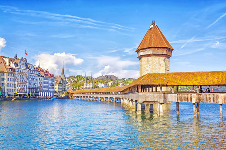 瑞士日落时,卢塞恩历史中心的古有盖木制礼拜堂桥卡佩尔布鲁克(kapell