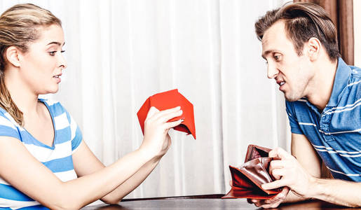 一对在钱包里找钱的夫妇摄影图