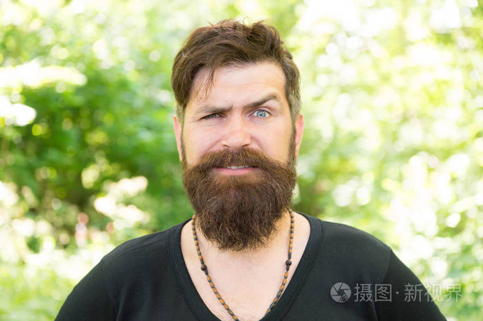 野性男人胡子时髦明亮的树叶背景在夏日森林里放松一下留胡子留胡子的