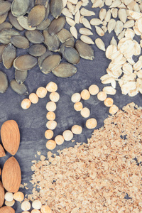 矿物质锌不同成分的锌,天然矿物质和纤维.健康生活方式的概念照片