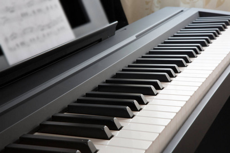 低音沉闷钢琴键图片
