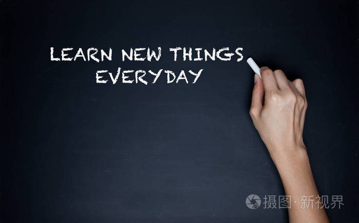 人类的手开始用粉笔在干净的黑板上写字