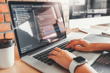 开发集中阅读计算机代码的程序员开发照片