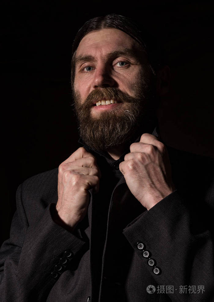 复古英俊的胡子男人黑暗背景下严厉的人文本的可用空间