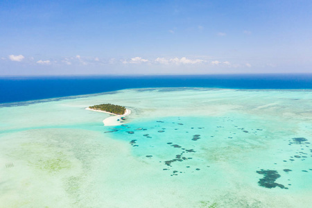 菲律宾巴拉巴克岛.有白色沙滩和平房的小岛.照片