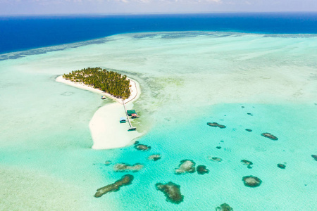 菲律宾巴拉巴克岛.有白色沙滩和平房的小岛.照片