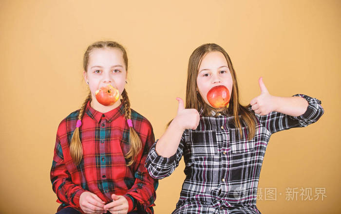 快乐的孩子们开心地吃着苹果.我们的饮食很健康.健康饮食与维生素