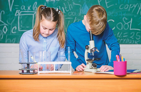 孩子们在教室里一起学习.化学分析.孩子们学化学照片