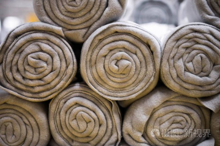 卷起的毯子相互叠放卷毯