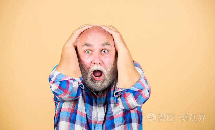 震惊和悲伤.惊讶的老爷爷.理发师和理发师沙龙.男性时尚.爷爷退休了.