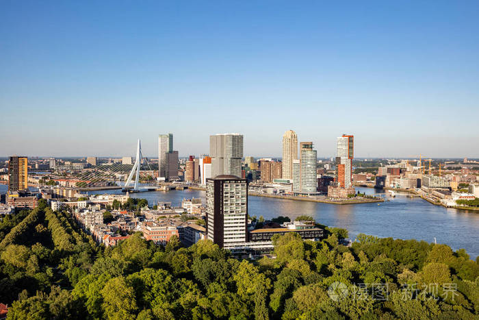 鹿特丹荷兰城市景观和伊拉斯谟大桥从欧洲桅杆塔鸟瞰晴天