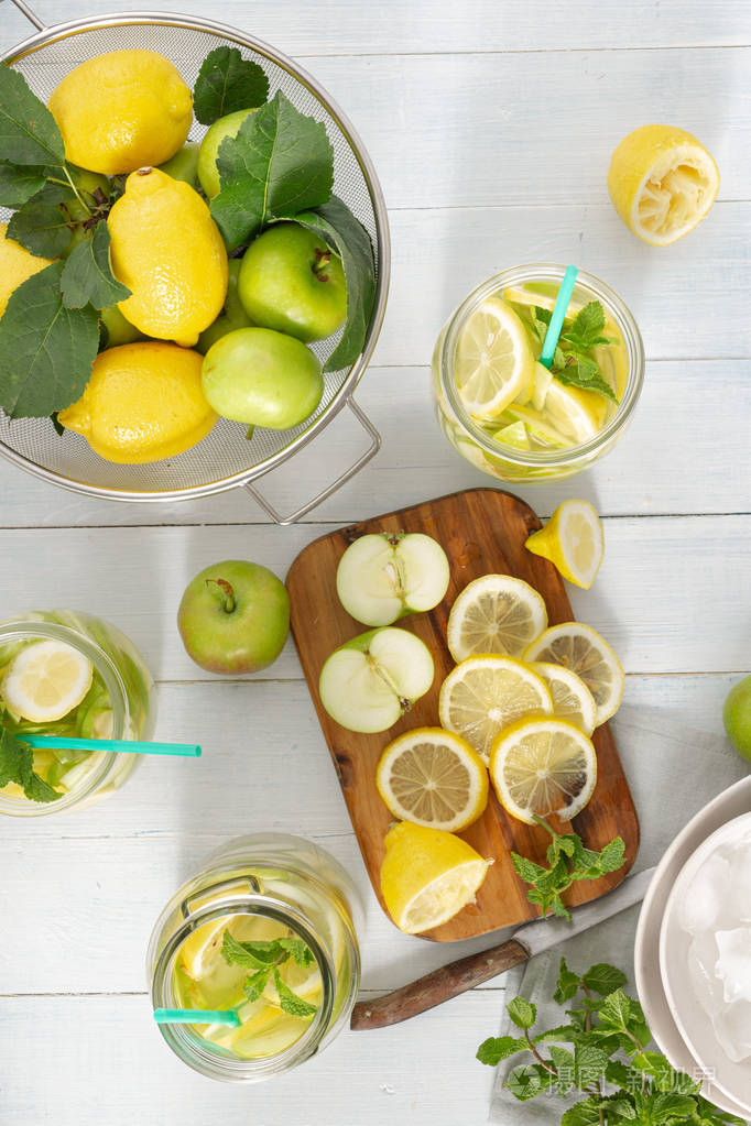 夏季饮品概念新鲜柠檬水配苹果和柠檬