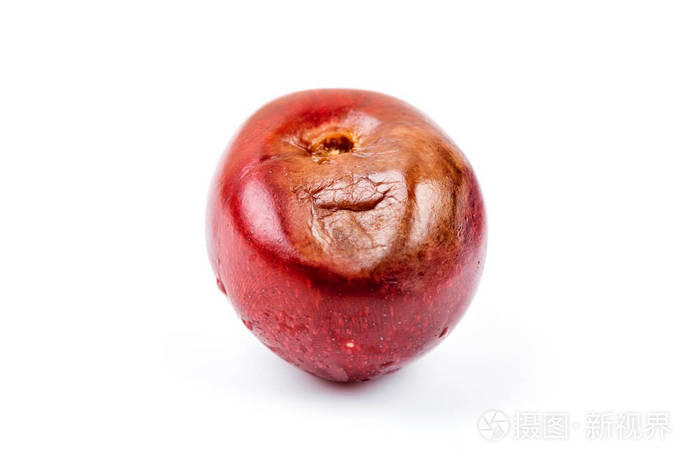 白色背景下孤立的烂樱桃