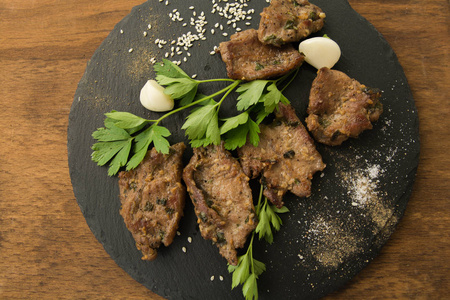 韩式烤肉,保加利亚烤肉,切片,烤肉.俯视图照片