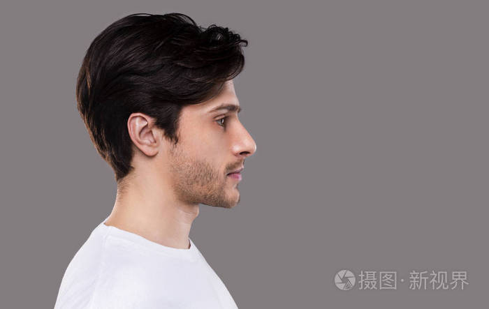 年轻英俊的白人男子的侧面肖像