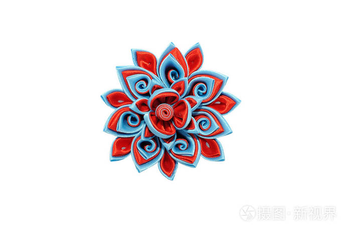 坎扎什白色背景上分离的红蓝假花