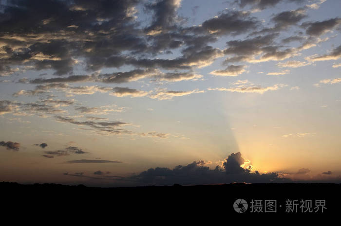 乡村日出天亮了太阳与黎明的黑暗形成橙色的对比它使这片风景变得美丽