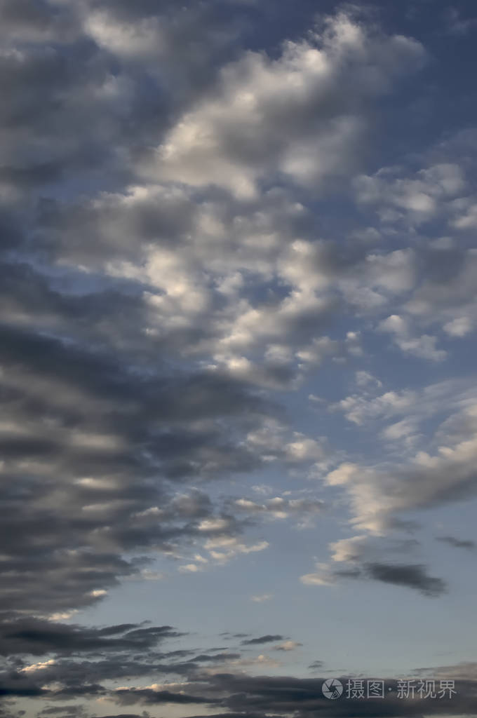 天亮了.太阳与黎明的黑暗形成橙色的对比.它使这片风景变得美丽.