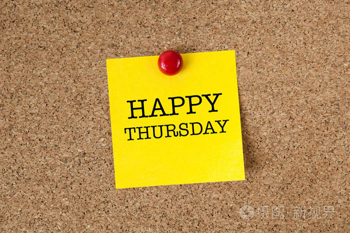 星期四快乐词黄色提醒贴在软木条上