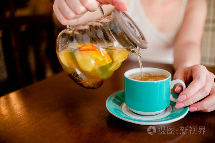 女性手拿茶壶热绿茶杯饮料喝柑橘类饮料水平多个对象复制空间