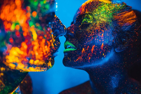 在迪斯科舞厅跳舞的一对情侣.照片