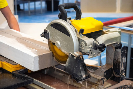 这家商店配有圆锯.瓷砖石材切割机.石材,瓷砖加工.照片