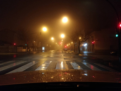 有模糊路灯的雾夜图片