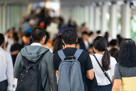 一大群匿名的人走在城市街道上男人人行横道指已提到的人木制的桥采用