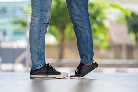 踮起脚尖的人情侣接吻,女孩踮起脚尖吻她的男人照片