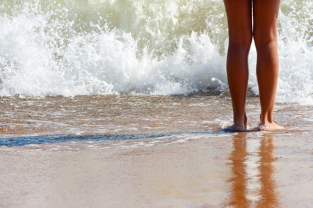 赤脚女孩在海边的水边图片