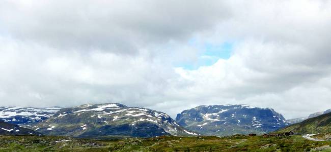 挪威峡湾海岸雪山蓝天图片