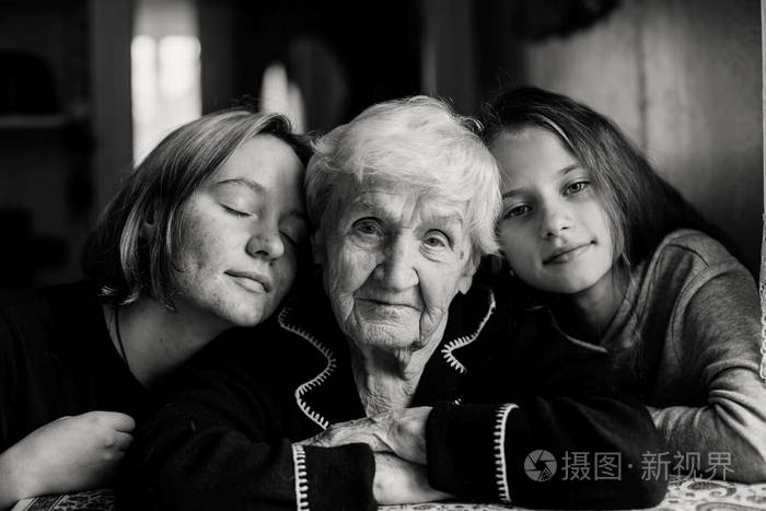 拥抱 自然 退休 奶奶 白种人 祖母 成人 美丽的 在一起