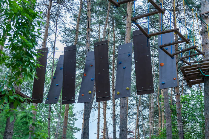 城市森林里的绳索公园有树木和缆绳供娱乐和娱乐