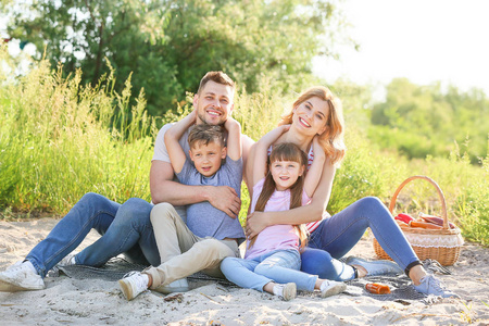 快乐的一家人在河边野餐图片