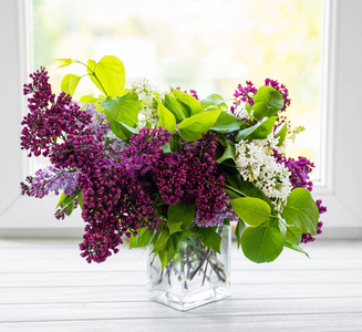 插排背景把丁香花插在花瓶里照片