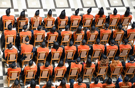 大学毕业典礼上的学生图片