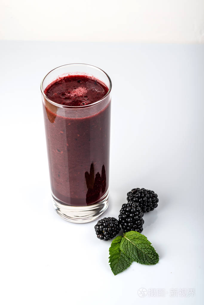 白底黑莓冰沙健康饮料