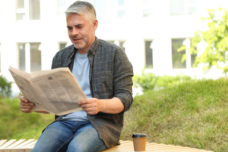 乘客渡船座位上的人手拿报纸旧报纸, 指南针, 口袋手表上木制背景来自