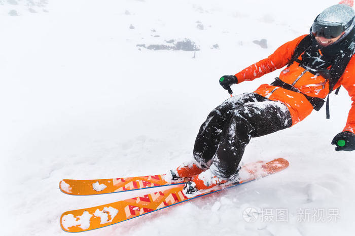 厚厚的积雪同时在暴风雪中表演滑雪技巧冬天是个好天气冬季极限运动