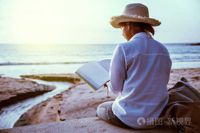 亚洲女性旅游自然旅行放松学习在海滩上看书和写笔记在夏天泰国