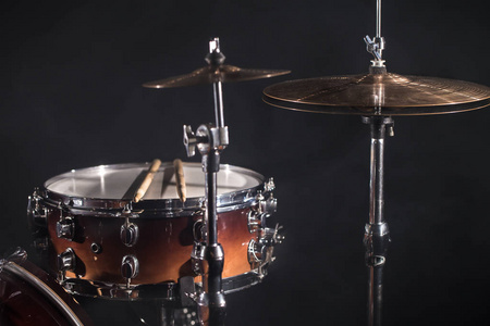 演奏摇滚或爵士鼓的大气背景符号.照片