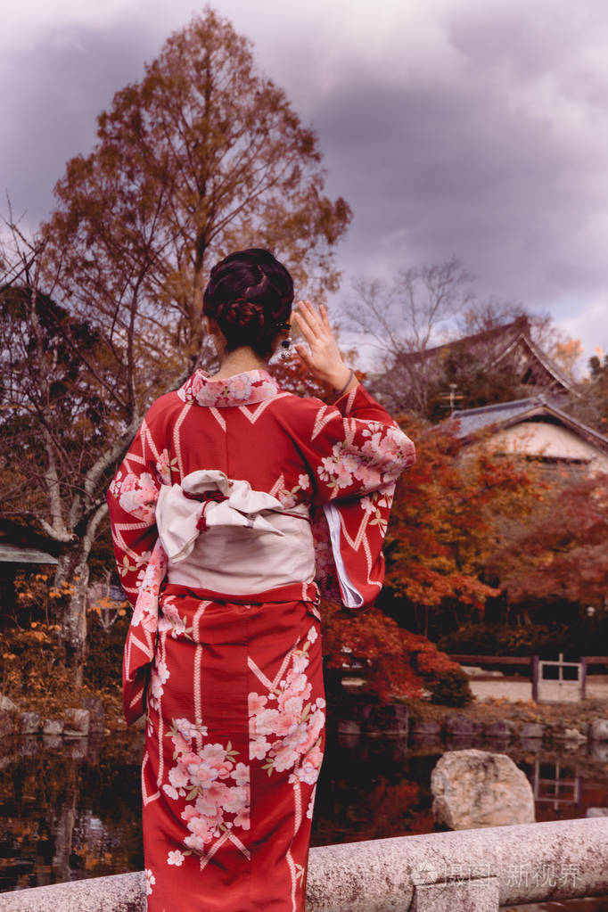 穿着和服的日本妇女