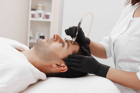 美容师做微晶磨皮手术照片 正版商用图片2lsand 摄图新视界