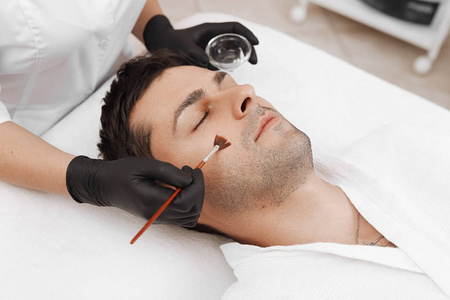 在美容院给男人洗脸.照片