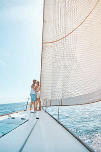 浪漫幸福的男女游船旅行图片