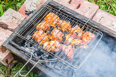 火鸡烤肉串是在户外的烤架上烤的照片